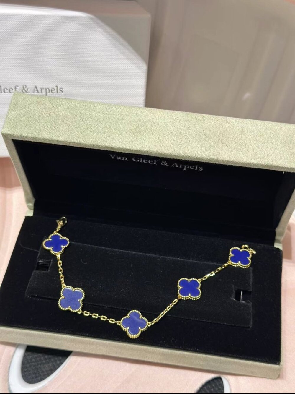 Van Cleef & Arpels Alhambra 5 Motifs Bracelet Gold and Agate / 21cm